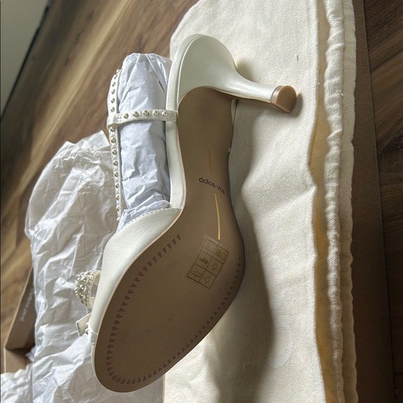 Dolce Vita White Satin Pearl Heels - Size 7 - Picture 4 of 9